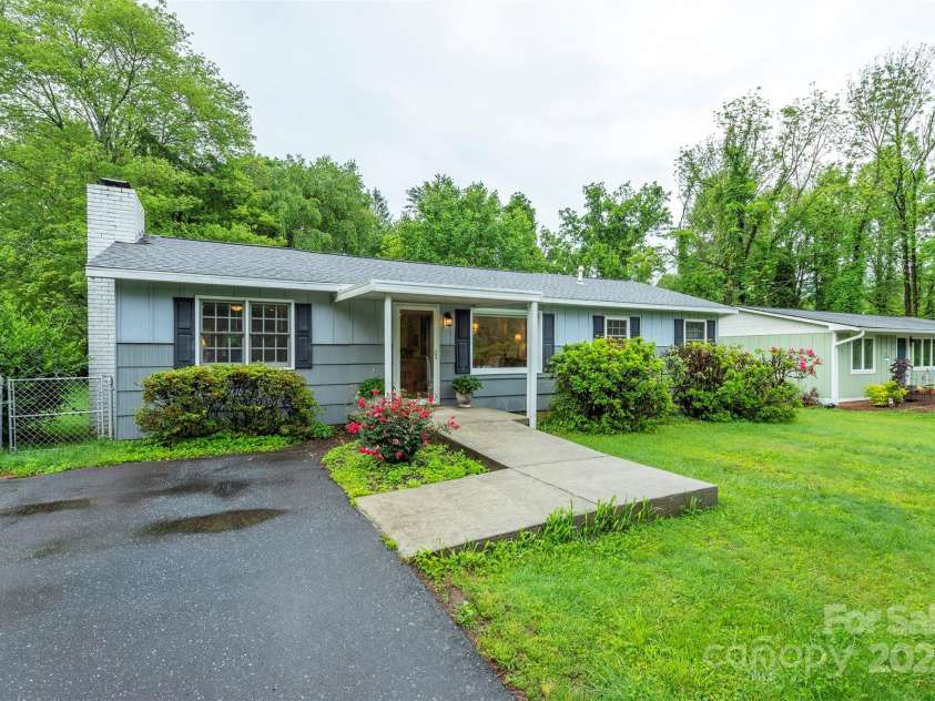 212 Vance Avenue, Black Mountain, NC 28711.  MLS# CAR4258310, YatesRealty ID 17773. 