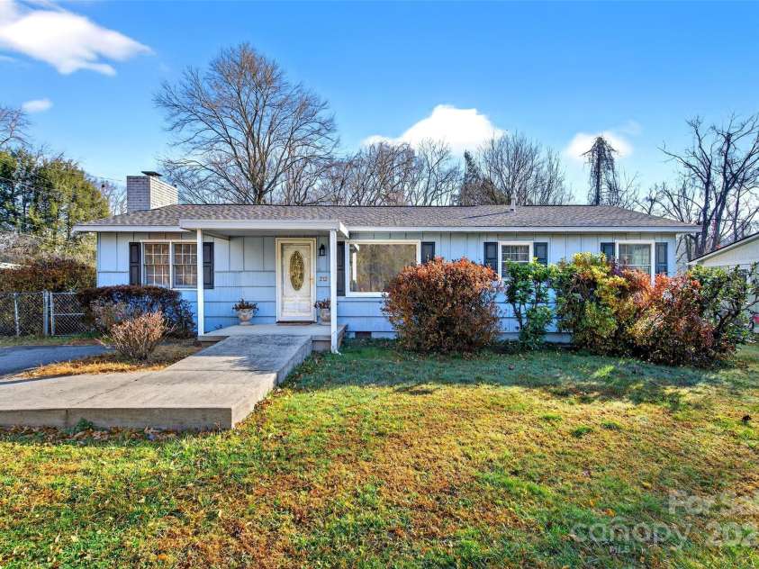 212 Vance Avenue, Black Mountain, NC 28711.  MLS# CAR4258310, YatesRealty ID 17773. 