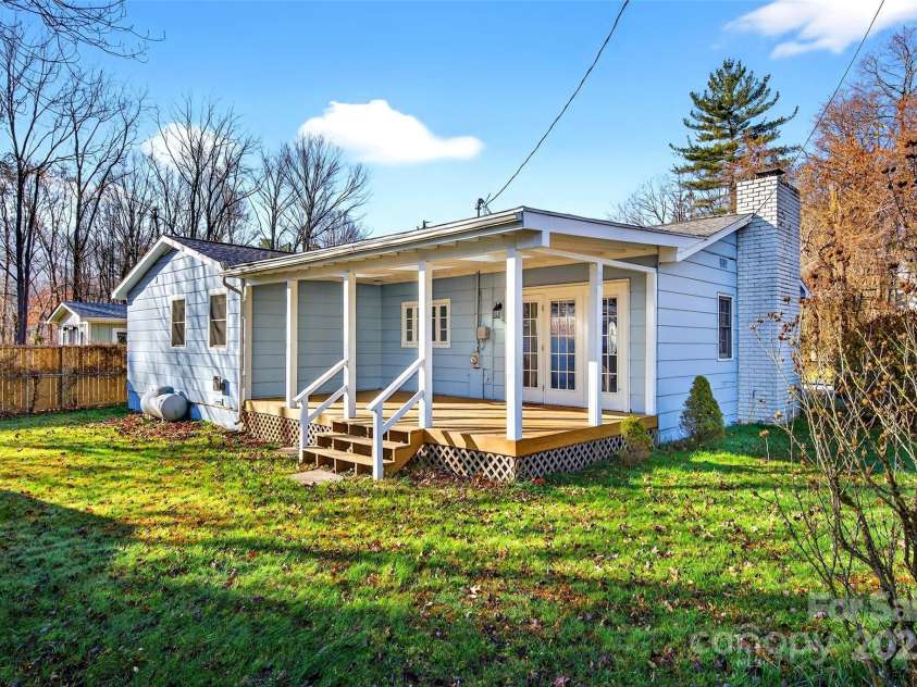 212 Vance Avenue, Black Mountain, NC 28711.  MLS# CAR4258310, YatesRealty ID 17773. 