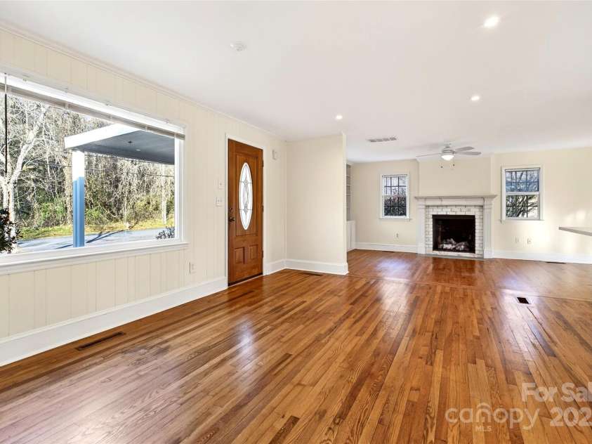 212 Vance Avenue, Black Mountain, NC 28711.  MLS# CAR4258310, YatesRealty ID 17773. 