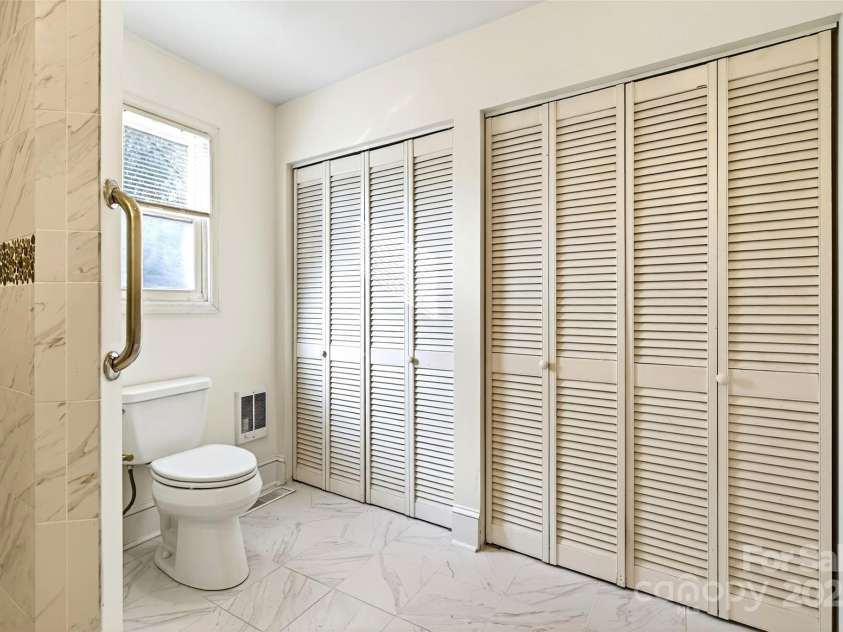 212 Vance Avenue, Black Mountain, NC 28711.  MLS# CAR4258310, YatesRealty ID 17773. 