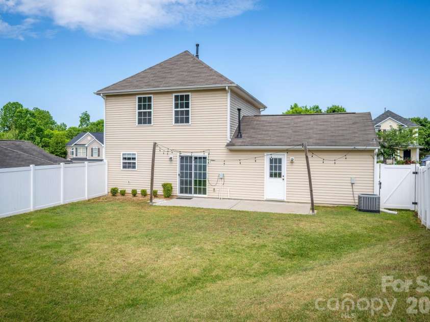 10809 Traders Court, Davidson, NC 28036.  MLS# CAR4376076, YatesRealty ID 17775. Fenced Backyard