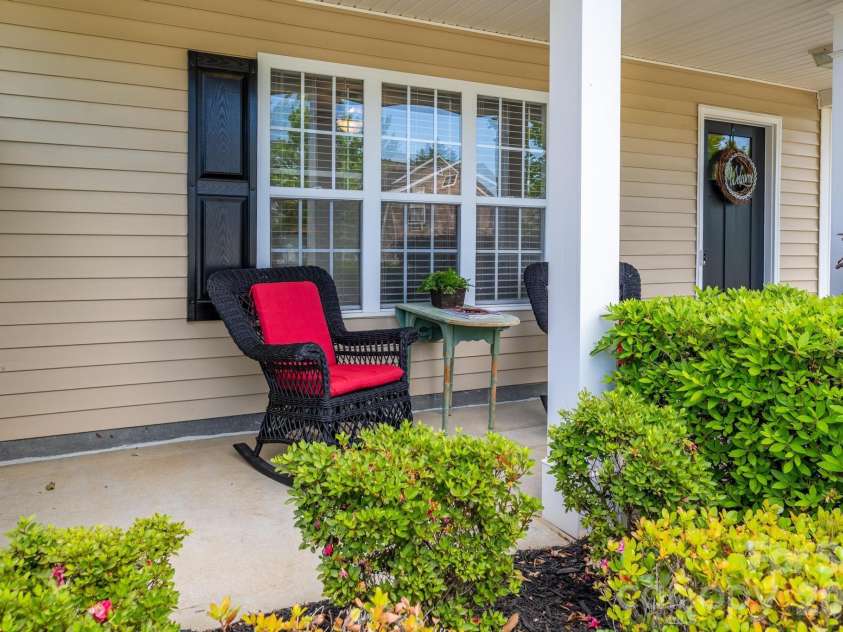 10809 Traders Court, Davidson, NC 28036.  MLS# CAR4376076, YatesRealty ID 17775. Front Porch