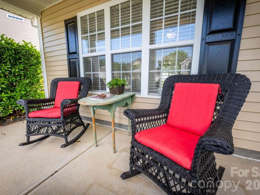 10809 Traders Court, Davidson, NC 28036.  MLS# CAR4376076, YatesRealty ID 17775. Front Porch