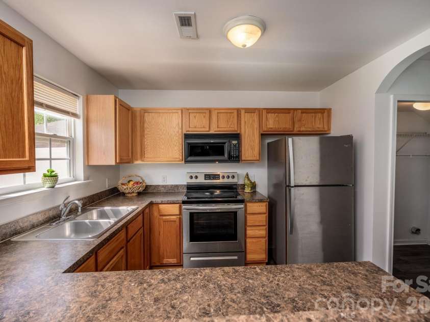 10809 Traders Court, Davidson, NC 28036.  MLS# CAR4376076, YatesRealty ID 17775. Kitchen