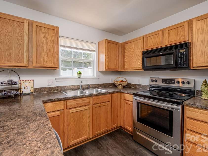 10809 Traders Court, Davidson, NC 28036.  MLS# CAR4376076, YatesRealty ID 17775. Kitchen