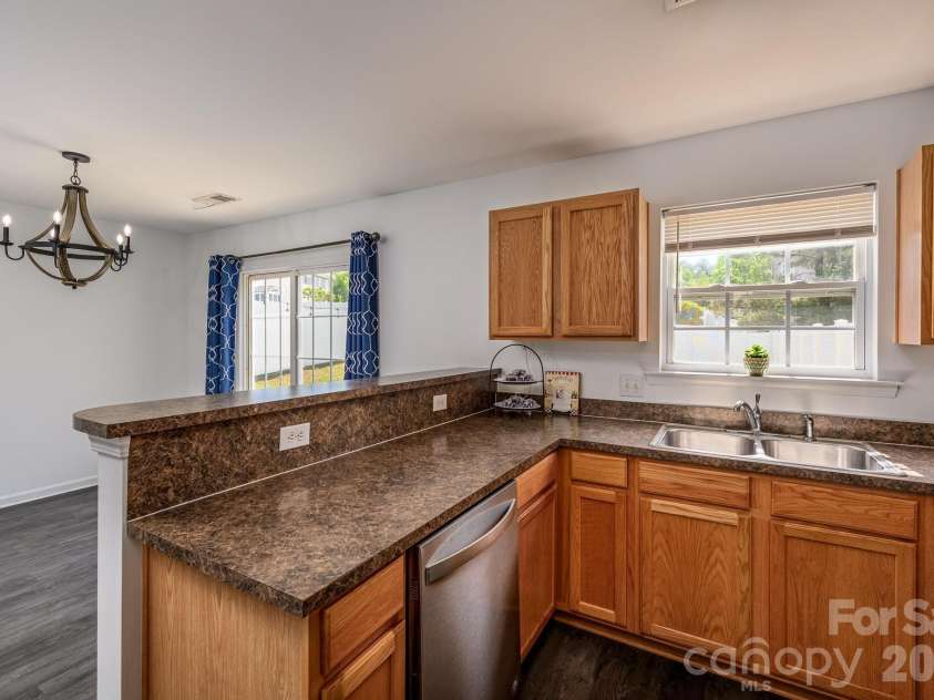 10809 Traders Court, Davidson, NC 28036.  MLS# CAR4376076, YatesRealty ID 17775. Kitchen