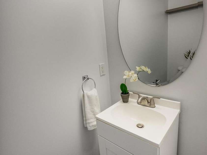 10809 Traders Court, Davidson, NC 28036.  MLS# CAR4376076, YatesRealty ID 17775. Powder Room