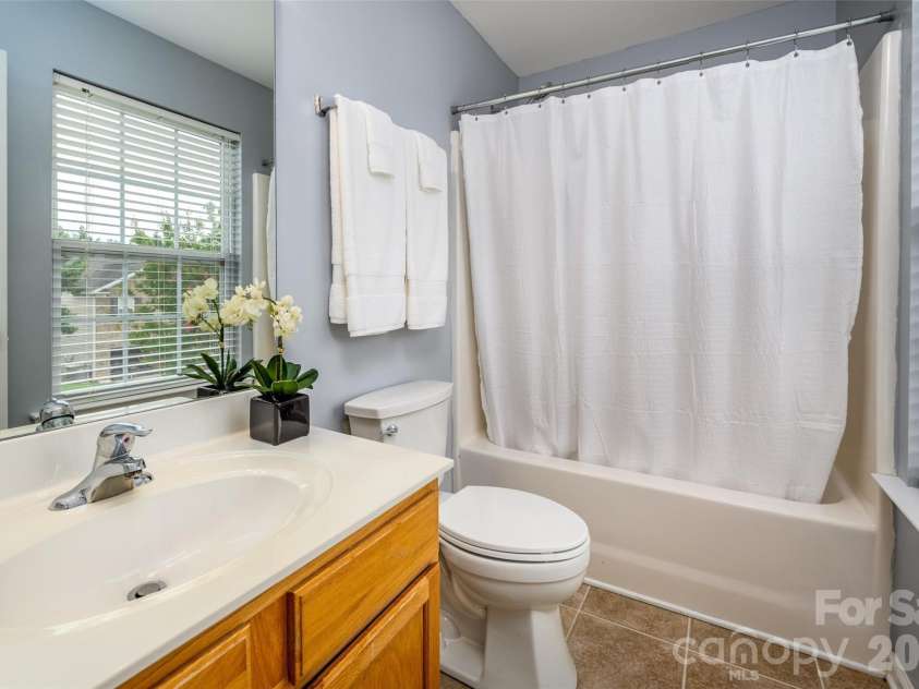 10809 Traders Court, Davidson, NC 28036.  MLS# CAR4376076, YatesRealty ID 17775. Primary Bathroom