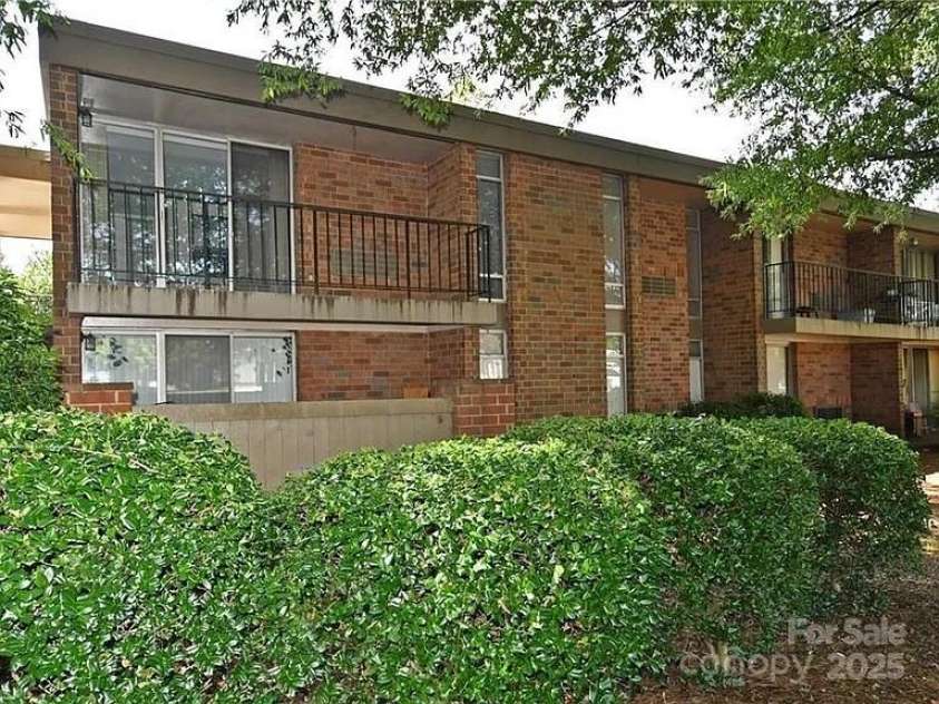 1807 Hawthorne Road, Winston Salem, NC 27103.  MLS# CAR4266203, YatesRealty ID 17775. 