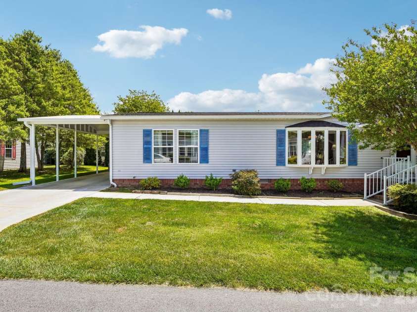 10 June Lane, Hendersonville, NC 28792.  MLS# CAR4377201, YatesRealty ID 17780. 