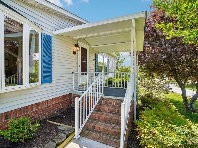 10 June Lane, Hendersonville, NC 28792.  MLS# CAR4377201, YatesRealty ID 17780. 
