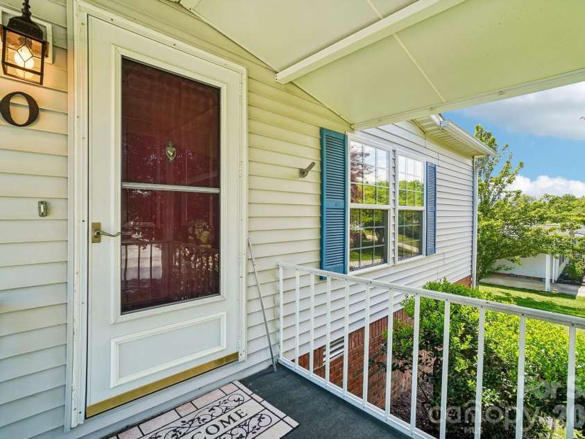 10 June Lane, Hendersonville, NC 28792.  MLS# CAR4377201, YatesRealty ID 17780. 