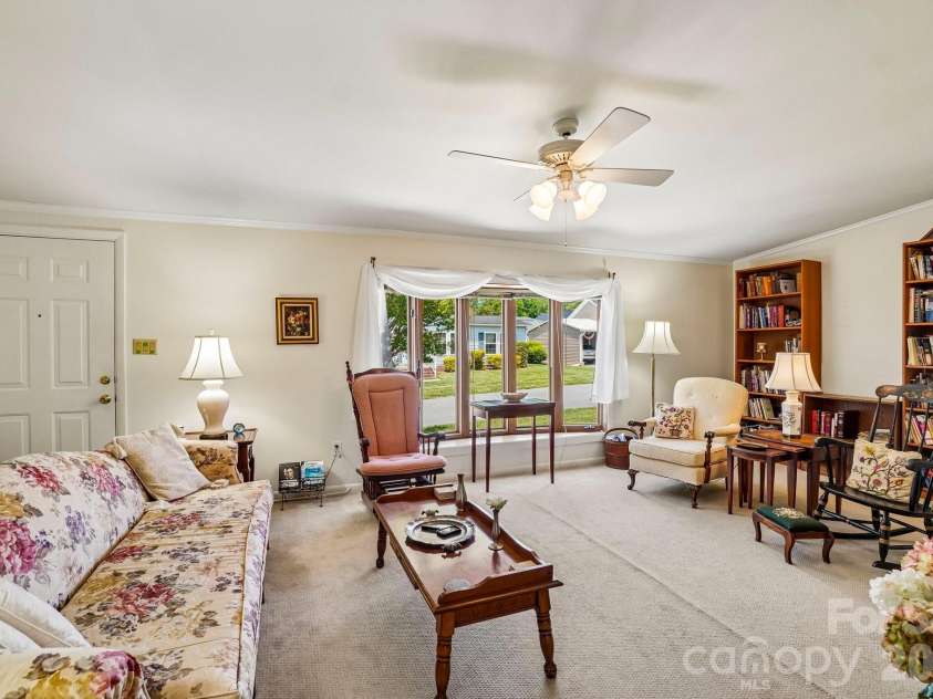 10 June Lane, Hendersonville, NC 28792.  MLS# CAR4377201, YatesRealty ID 17780. 