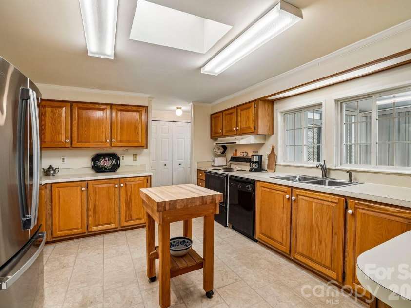 10 June Lane, Hendersonville, NC 28792.  MLS# CAR4377201, YatesRealty ID 17780. 