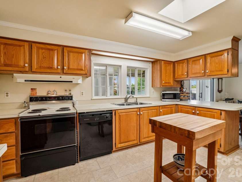 10 June Lane, Hendersonville, NC 28792.  MLS# CAR4377201, YatesRealty ID 17780. 