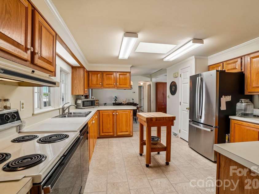 10 June Lane, Hendersonville, NC 28792.  MLS# CAR4377201, YatesRealty ID 17780. 