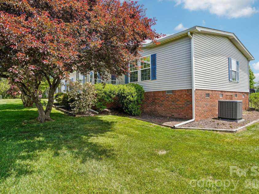 10 June Lane, Hendersonville, NC 28792.  MLS# CAR4377201, YatesRealty ID 17780. 