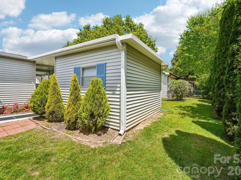 10 June Lane, Hendersonville, NC 28792.  MLS# CAR4377201, YatesRealty ID 17780. 