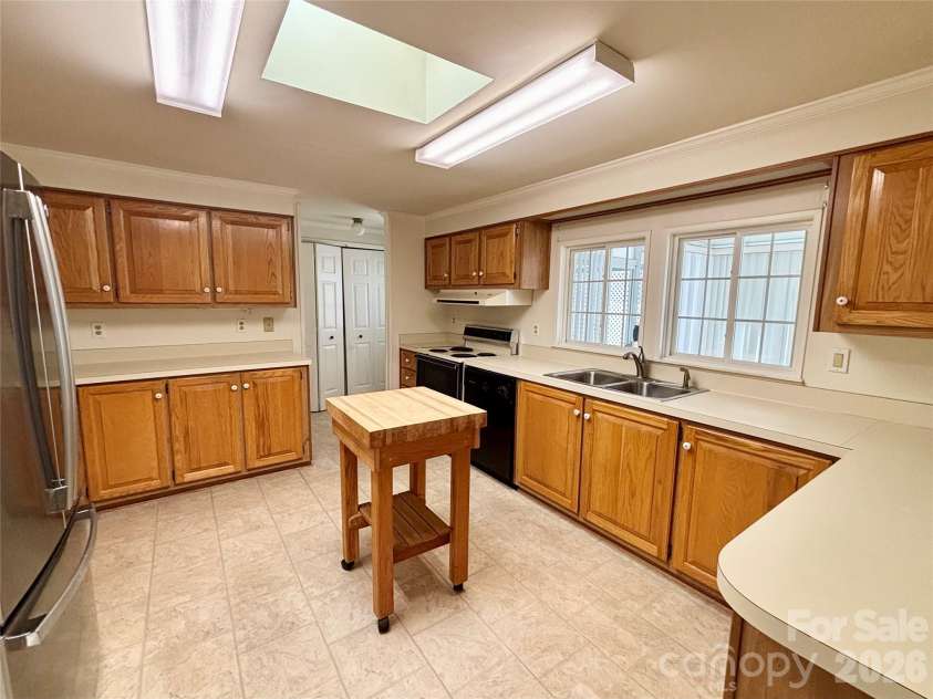 10 June Lane, Hendersonville, NC 28792.  MLS# CAR4377201, YatesRealty ID 17780. 
