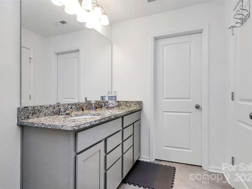 13140 Sudwick Lane, Charlotte, NC 28278.  MLS# CAR4266826, YatesRealty ID 17780. 