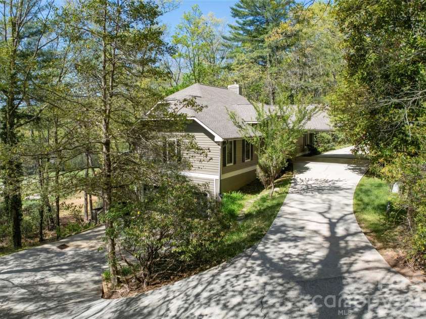 516 Cherokee Trace, Lake Toxaway, NC 28747.  MLS# CAR4377271, YatesRealty ID 17781. 