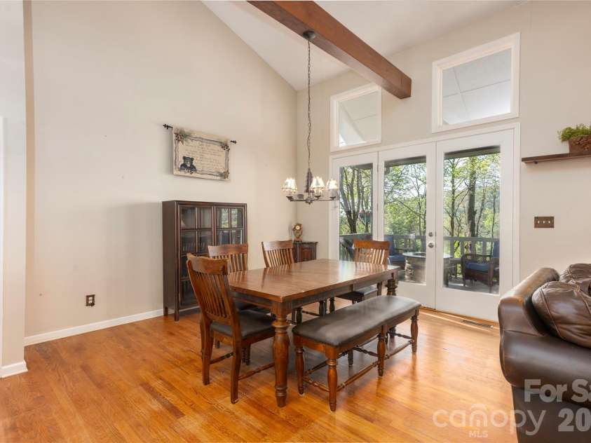 516 Cherokee Trace, Lake Toxaway, NC 28747.  MLS# CAR4377271, YatesRealty ID 17781. 