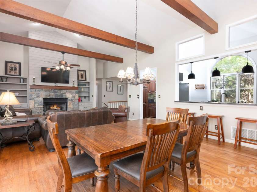 516 Cherokee Trace, Lake Toxaway, NC 28747.  MLS# CAR4377271, YatesRealty ID 17781. 