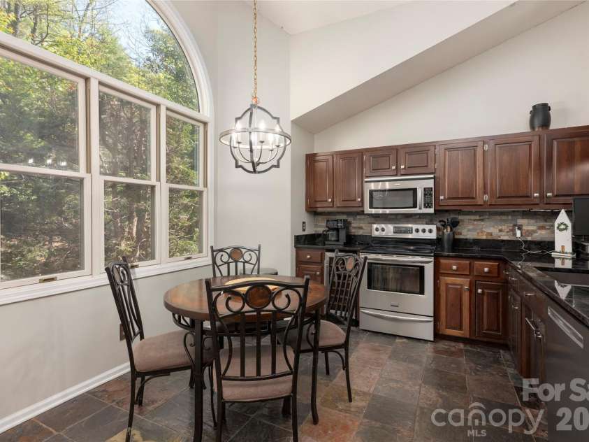516 Cherokee Trace, Lake Toxaway, NC 28747.  MLS# CAR4377271, YatesRealty ID 17781. 