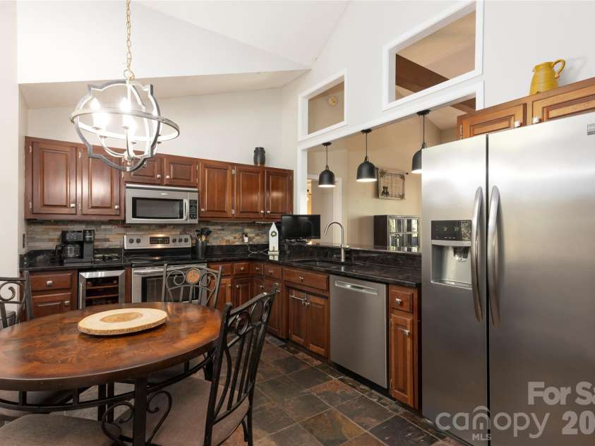 516 Cherokee Trace, Lake Toxaway, NC 28747.  MLS# CAR4377271, YatesRealty ID 17781. 