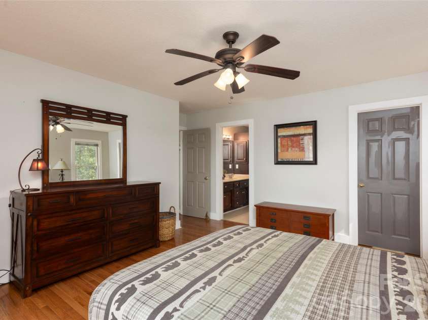 516 Cherokee Trace, Lake Toxaway, NC 28747.  MLS# CAR4377271, YatesRealty ID 17781. 