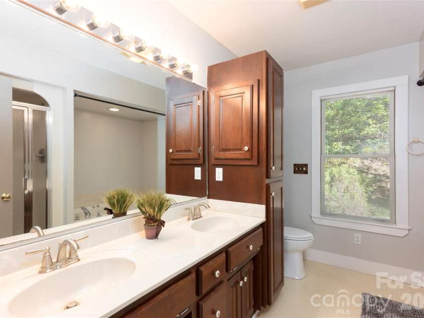 516 Cherokee Trace, Lake Toxaway, NC 28747.  MLS# CAR4377271, YatesRealty ID 17781. 