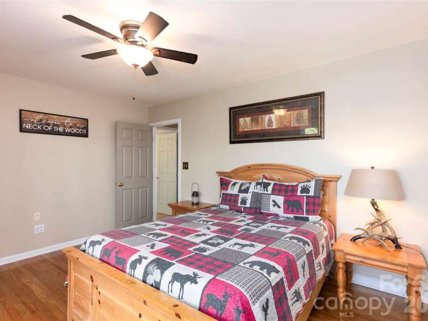 516 Cherokee Trace, Lake Toxaway, NC 28747.  MLS# CAR4377271, YatesRealty ID 17781. 