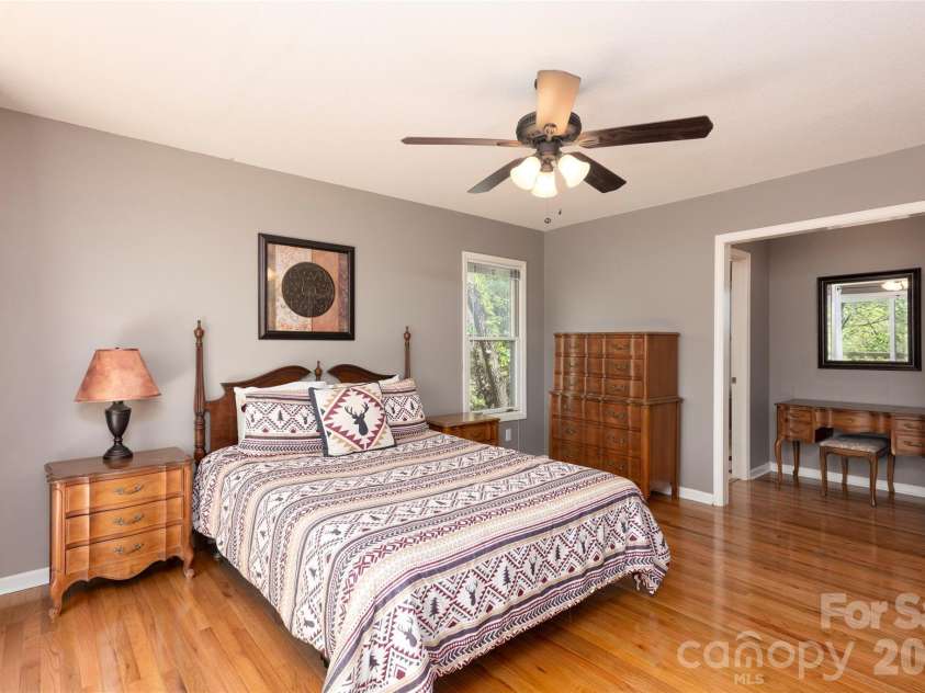 516 Cherokee Trace, Lake Toxaway, NC 28747.  MLS# CAR4377271, YatesRealty ID 17781. 
