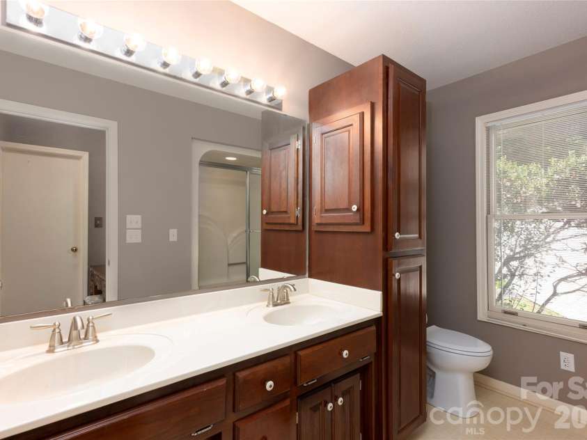 516 Cherokee Trace, Lake Toxaway, NC 28747.  MLS# CAR4377271, YatesRealty ID 17781. 