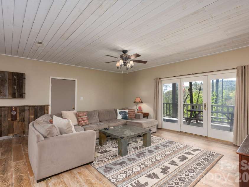 516 Cherokee Trace, Lake Toxaway, NC 28747.  MLS# CAR4377271, YatesRealty ID 17781. 