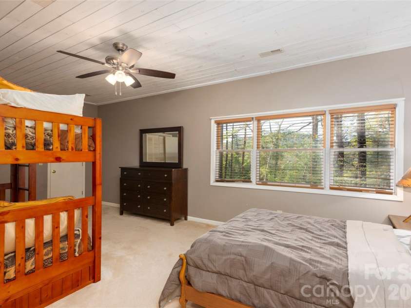516 Cherokee Trace, Lake Toxaway, NC 28747.  MLS# CAR4377271, YatesRealty ID 17781. 