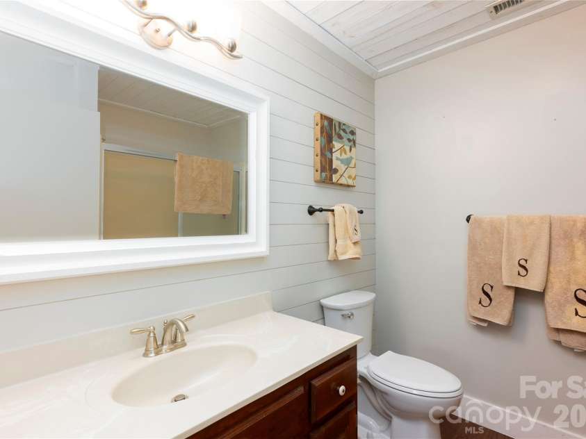 516 Cherokee Trace, Lake Toxaway, NC 28747.  MLS# CAR4377271, YatesRealty ID 17781. 