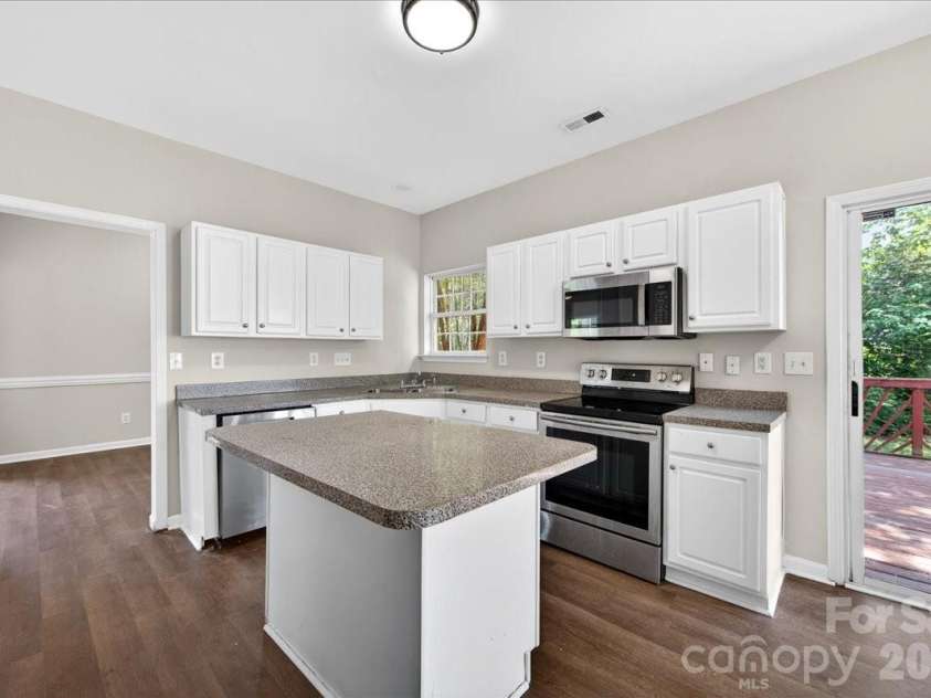 10303 Madison Park Drive, Charlotte, NC 28269.  MLS# CAR4376986, YatesRealty ID 17785. Kitchen