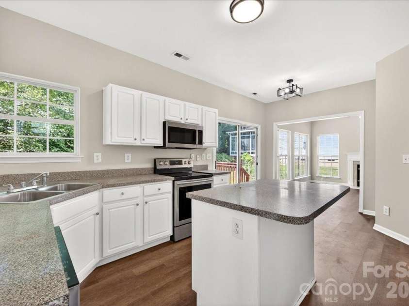 10303 Madison Park Drive, Charlotte, NC 28269.  MLS# CAR4376986, YatesRealty ID 17785. Kitchen