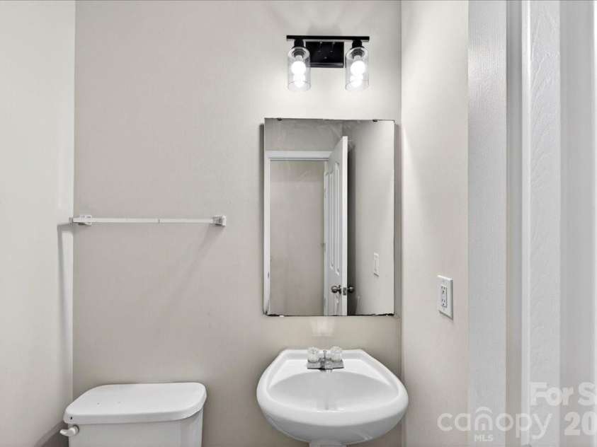 10303 Madison Park Drive, Charlotte, NC 28269.  MLS# CAR4376986, YatesRealty ID 17785. Powder Room