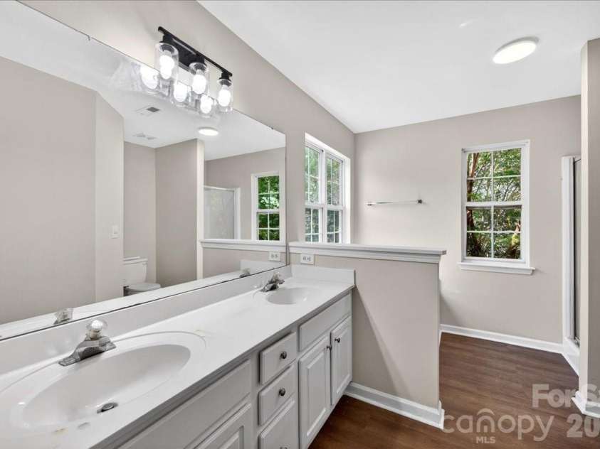 10303 Madison Park Drive, Charlotte, NC 28269.  MLS# CAR4376986, YatesRealty ID 17785. Primary Bathroom