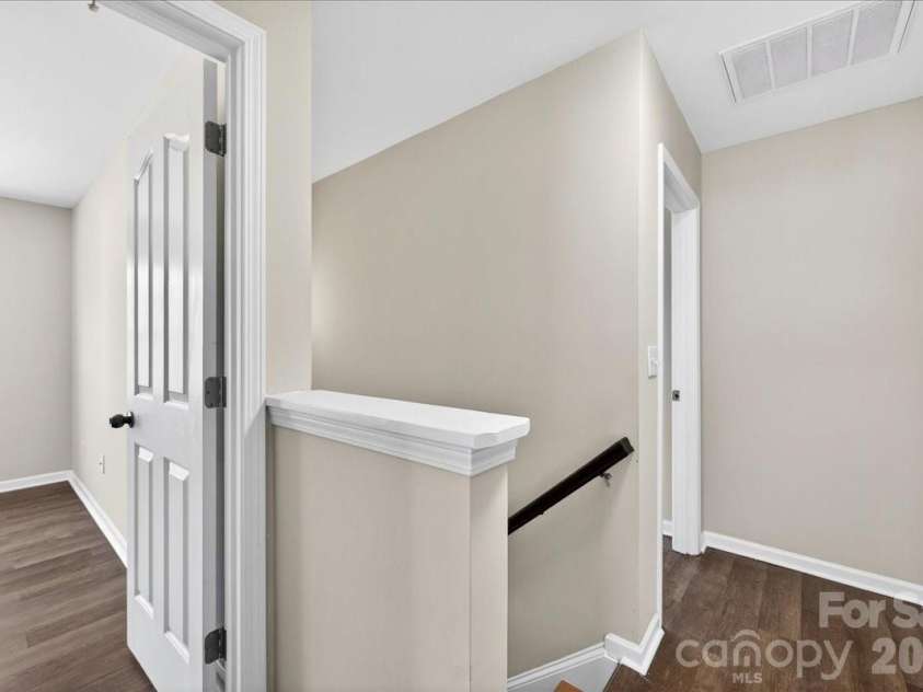 10303 Madison Park Drive, Charlotte, NC 28269.  MLS# CAR4376986, YatesRealty ID 17785. Upstairs Landing