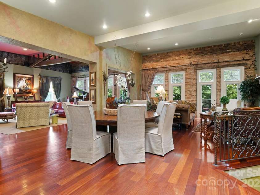 231 Main Street, Hendersonville, NC 28792.  MLS# CAR4267654, YatesRealty ID 17786. 