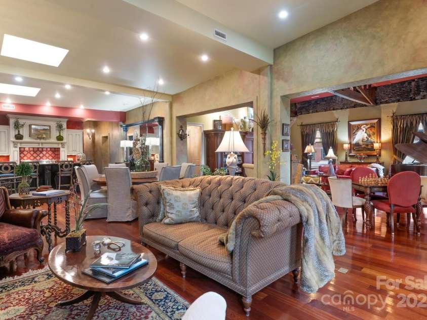 231 Main Street, Hendersonville, NC 28792.  MLS# CAR4267654, YatesRealty ID 17786. 