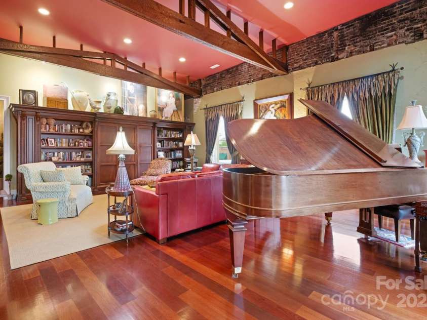 231 Main Street, Hendersonville, NC 28792.  MLS# CAR4267654, YatesRealty ID 17786. 