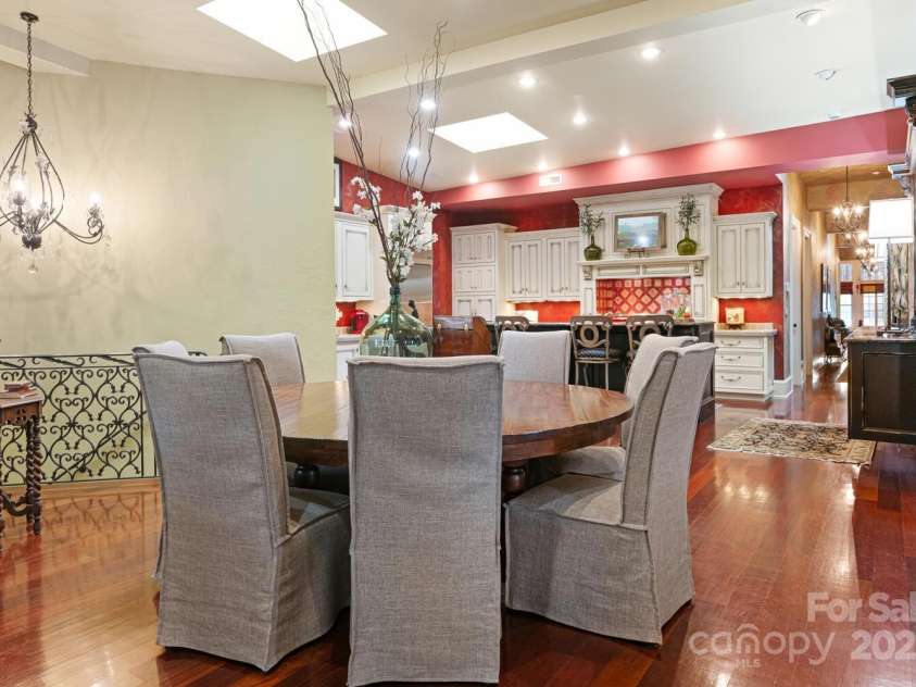 231 Main Street, Hendersonville, NC 28792.  MLS# CAR4267654, YatesRealty ID 17786. 