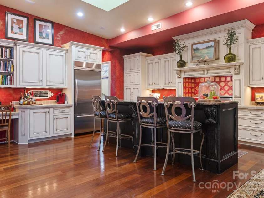 231 Main Street, Hendersonville, NC 28792.  MLS# CAR4267654, YatesRealty ID 17786. 