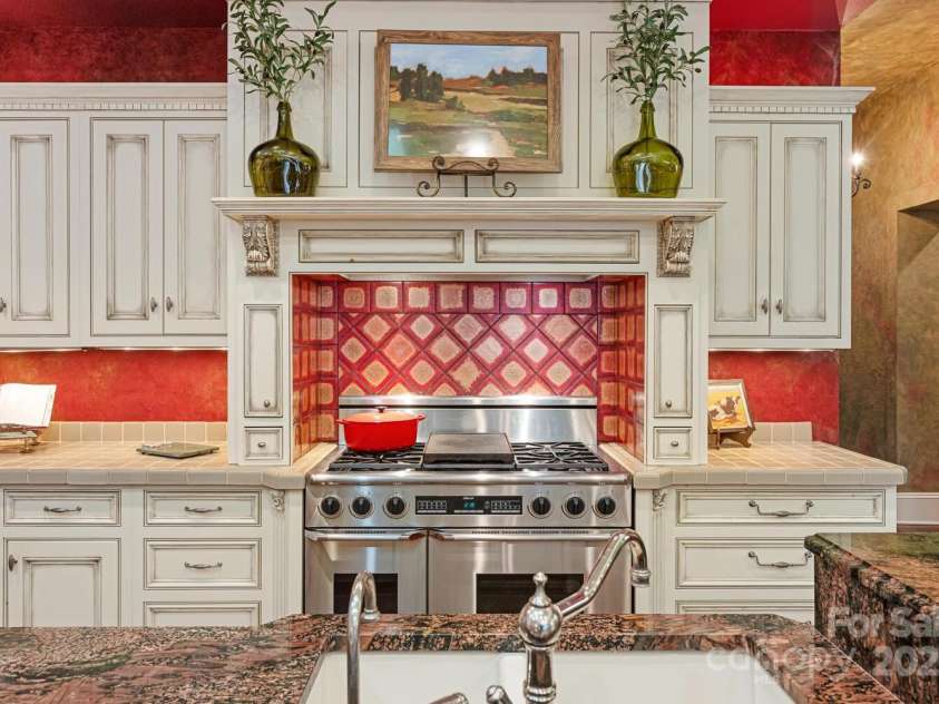 231 Main Street, Hendersonville, NC 28792.  MLS# CAR4267654, YatesRealty ID 17786. 