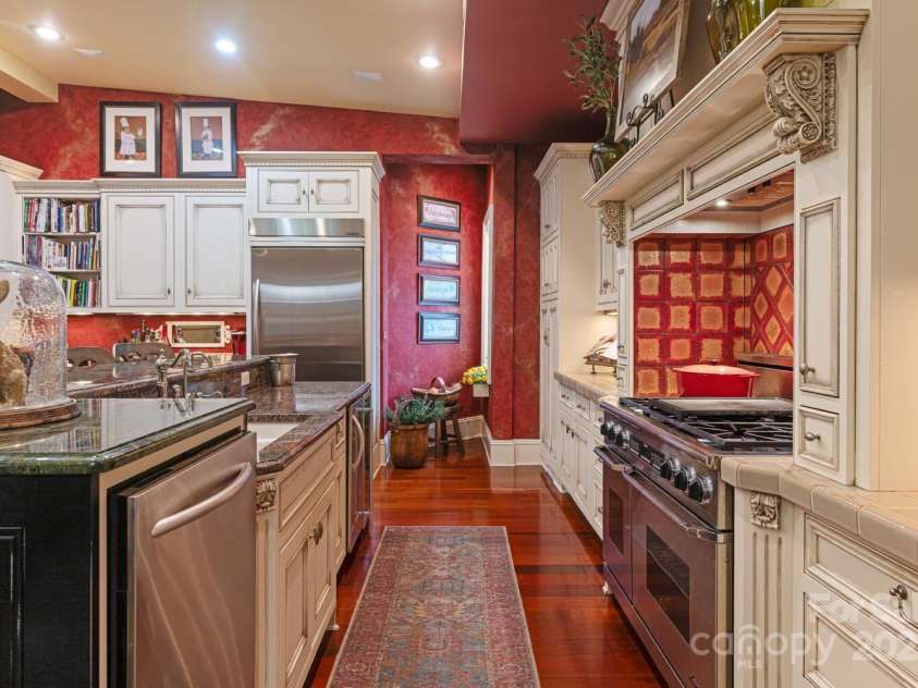 231 Main Street, Hendersonville, NC 28792.  MLS# CAR4267654, YatesRealty ID 17786. 